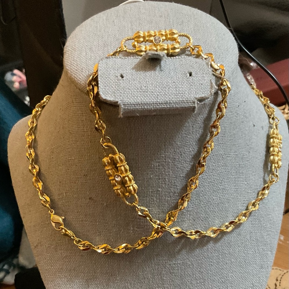Jacqueline Oasis Kennedy : Camrose & Kross 24” inch gold plated paperclip chain